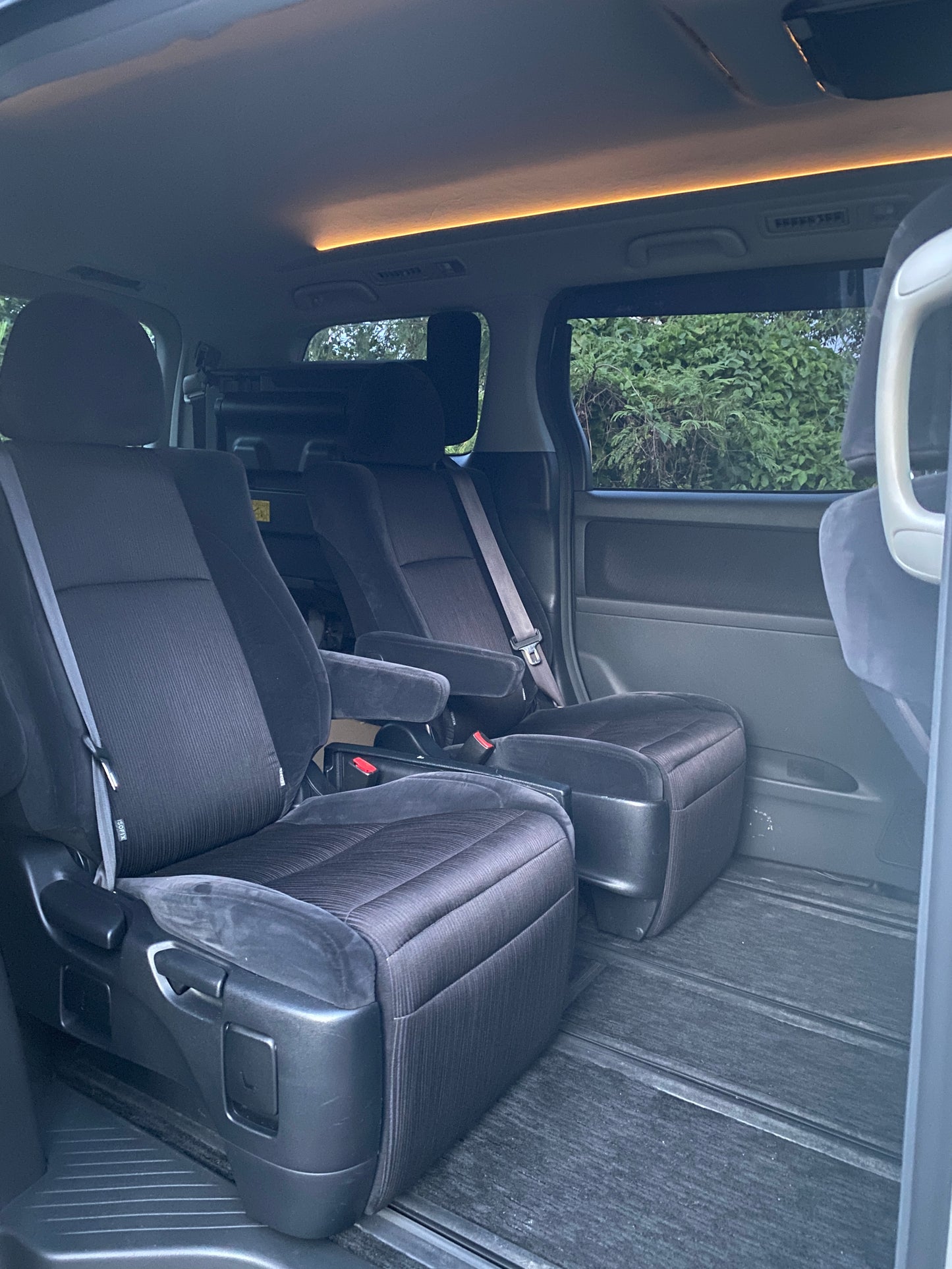 Toyota Vellfire 2.4 Low Spec